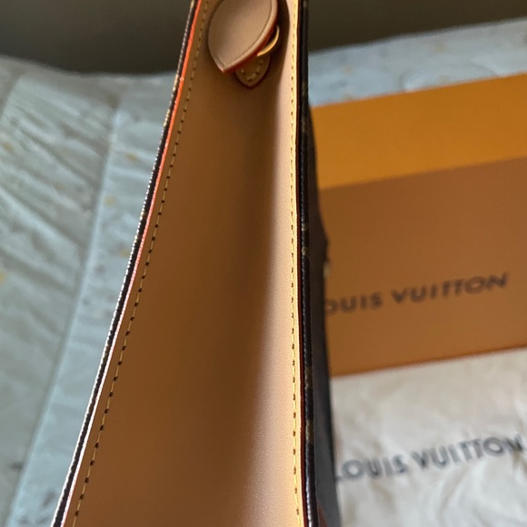 Louis Vuitton Toiletry Pouch on Chain - Picture 8 of 15